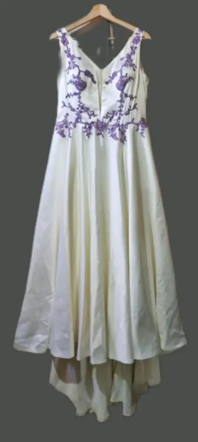 Vestido de novia largo blanco con bordado lila - miniatura 1