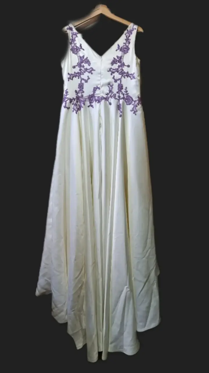 Vestido de novia largo blanco con bordado lila - 2