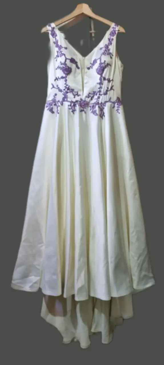 Vestido de novia largo blanco con bordado lila - 3