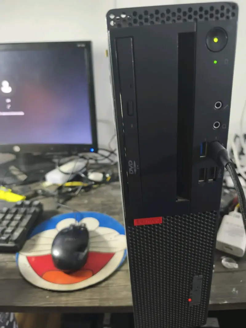 Computador de Escritorio Lenovo ThinkCentre - 1