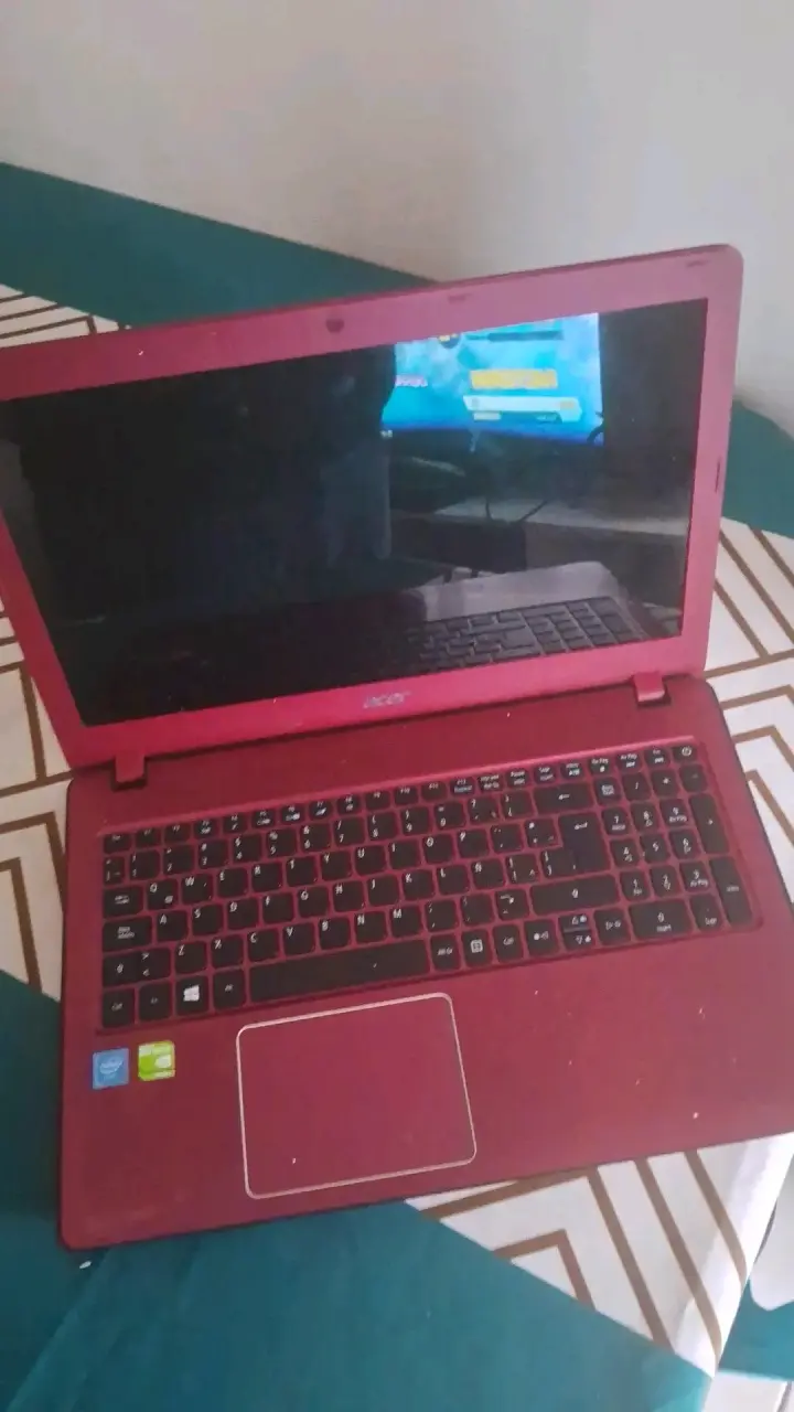 Notebook Acer rojo en buen estado - 1