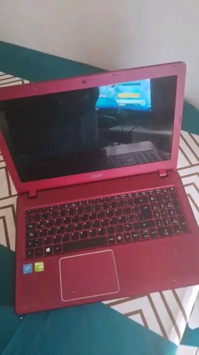 Notebook Acer rojo en buen estado - miniatura 1
