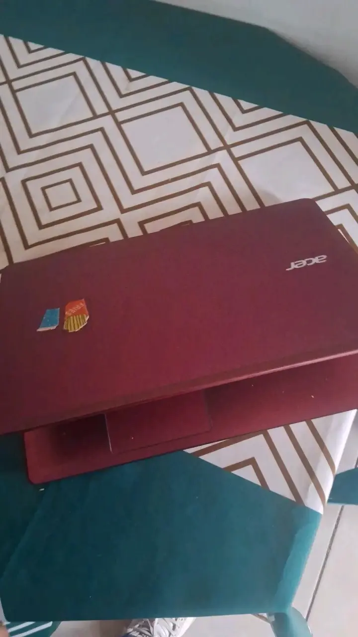 Notebook Acer rojo en buen estado - 2