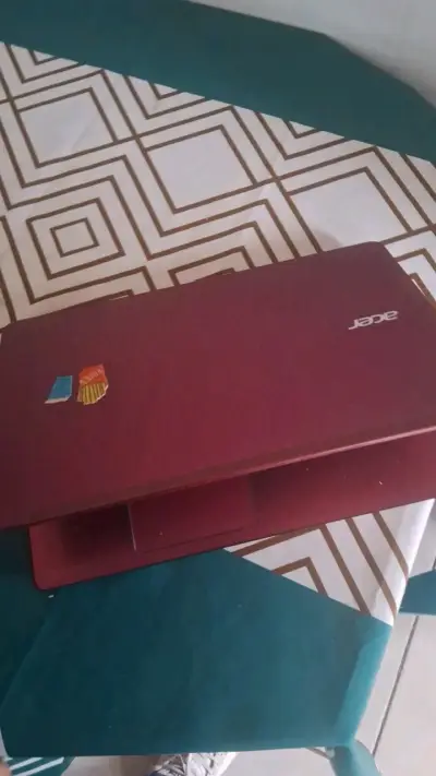 Notebook Acer rojo en buen estado - miniatura 2