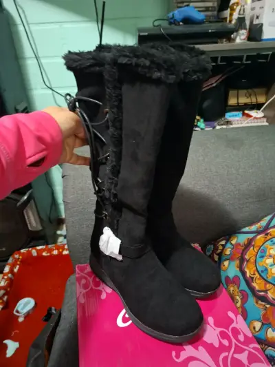 Botas negras de invierno con forro de piel sintética - miniatura 1