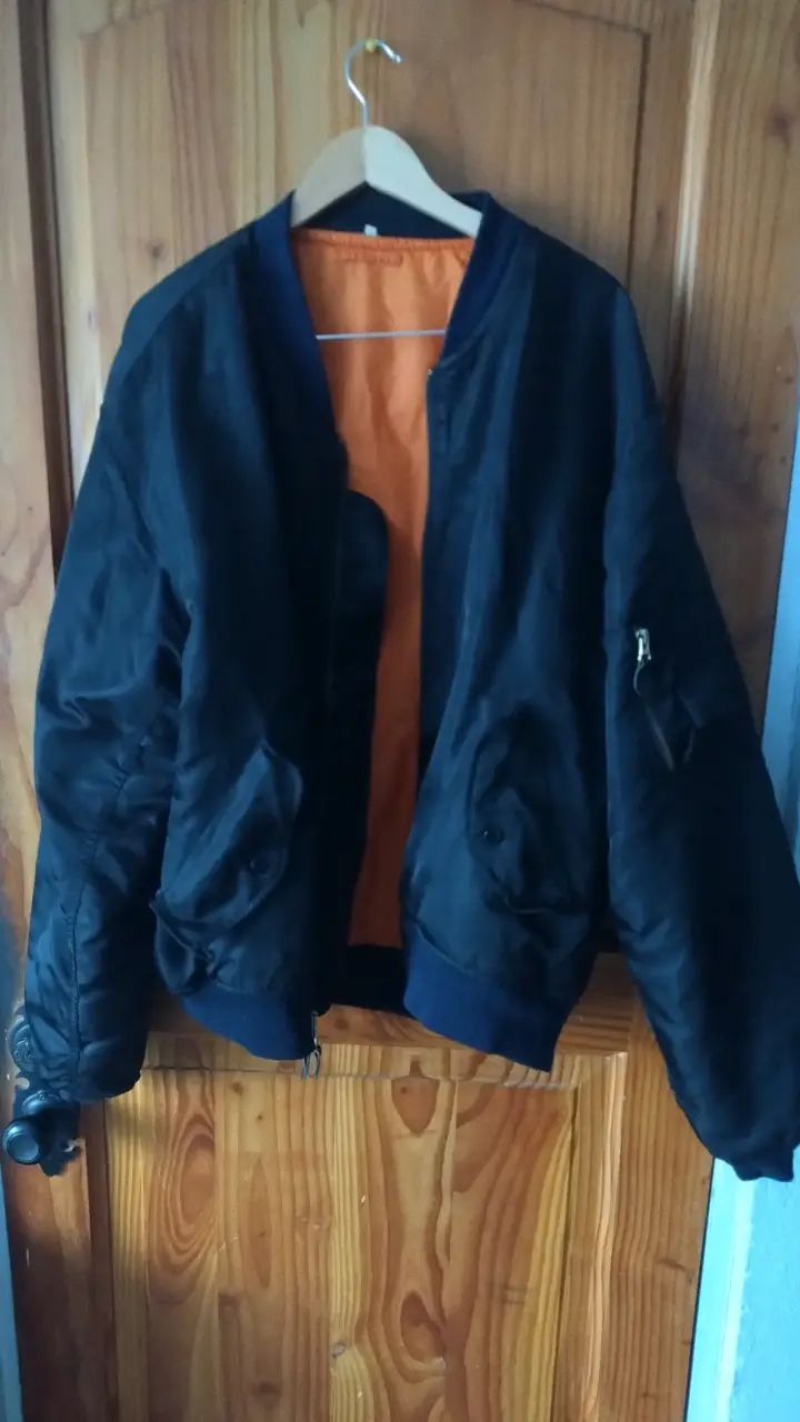 Chaqueta bomber negra con interior naranja - 1