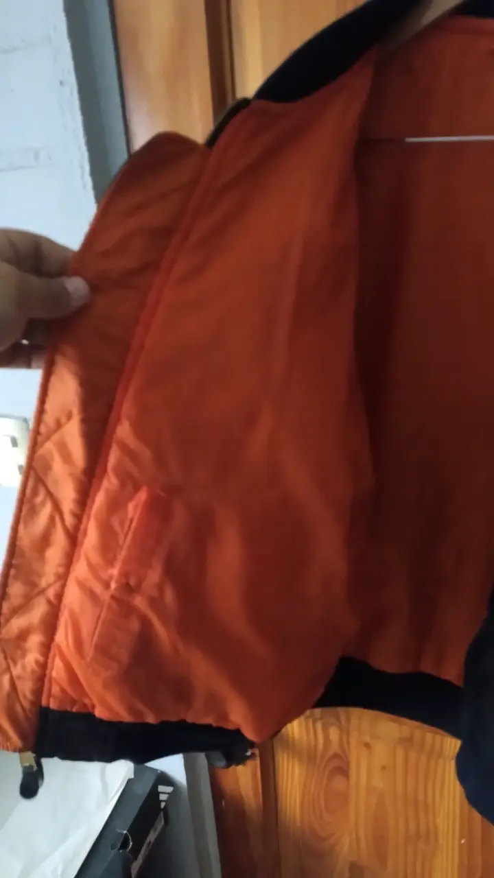 Chaqueta bomber negra con interior naranja - 2