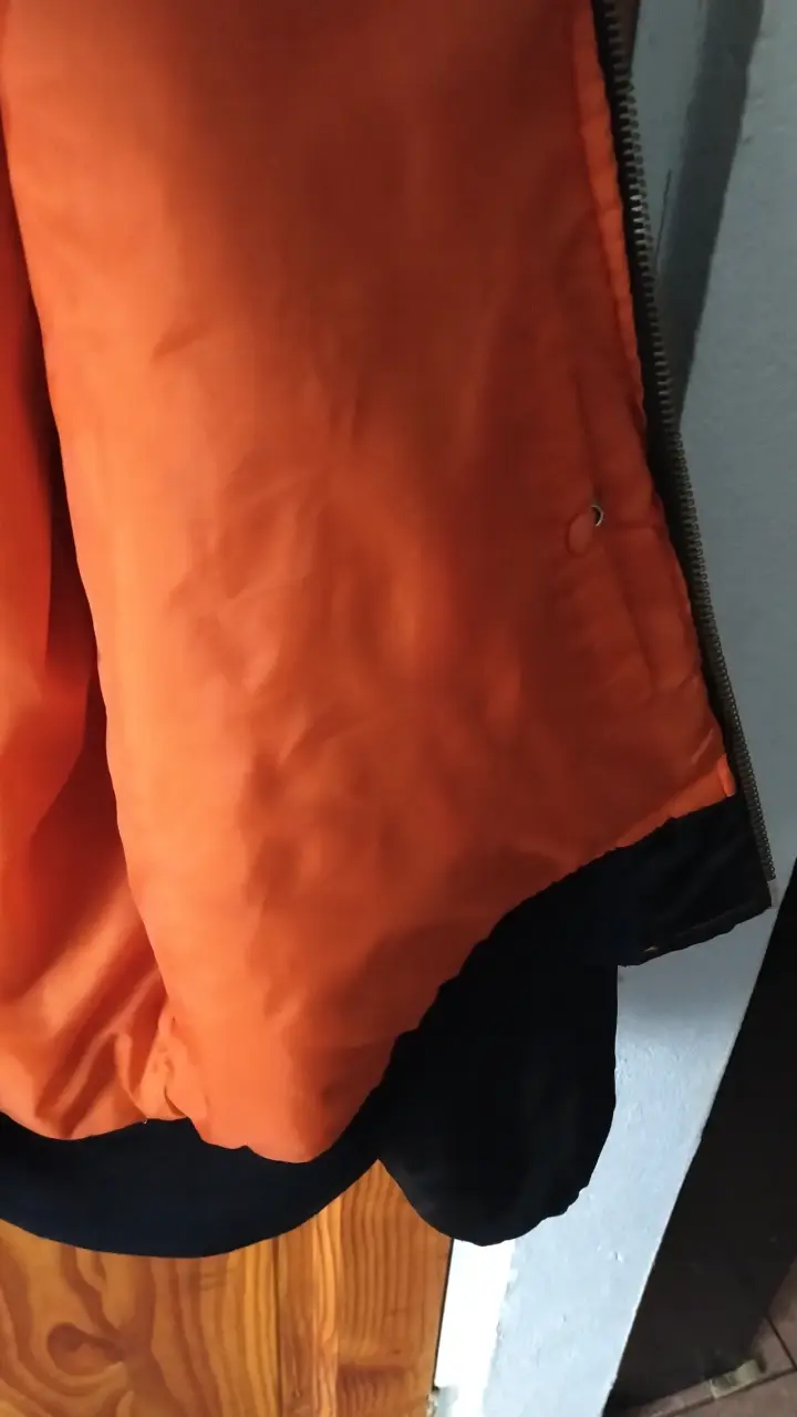 Chaqueta bomber negra con interior naranja - 3