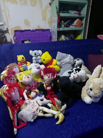 Lote de peluches y muñecos variados - miniatura 1
