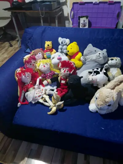 Lote de peluches y muñecos variados - miniatura 2