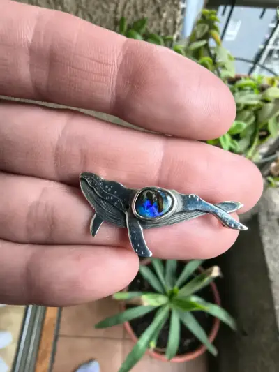 Colgante de ballena con ópalo boulder - miniatura 1