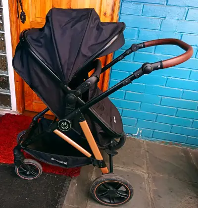 Coche cuna Bebesit negro con manillar ajustable - miniatura 1