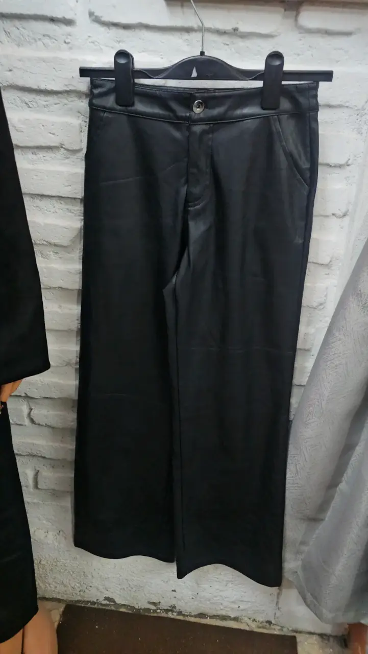 Pantalones de cuero sintético negros para mujer - 1