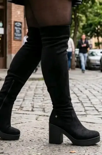 Botas negras de tacón alto hasta la rodilla - miniatura 2