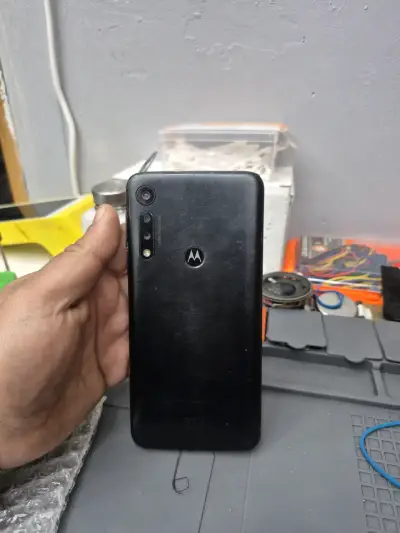 Smartphone Motorola con triple cámara trasera - miniatura 1