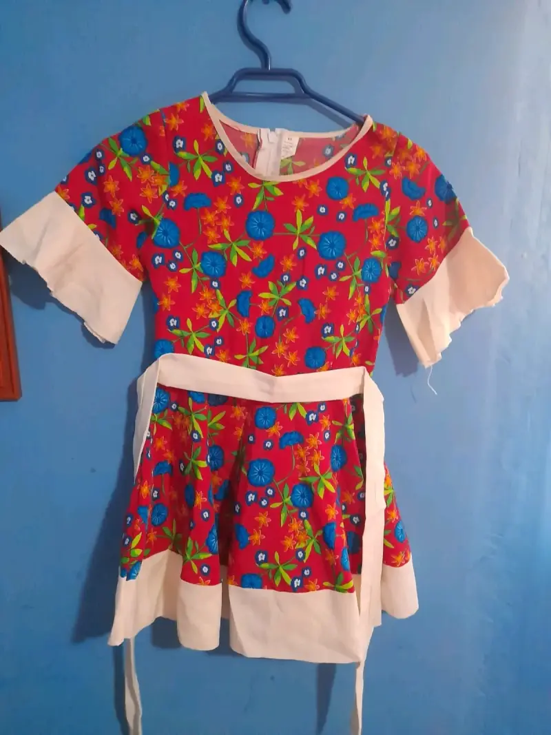 Vestido floral colorido para niña