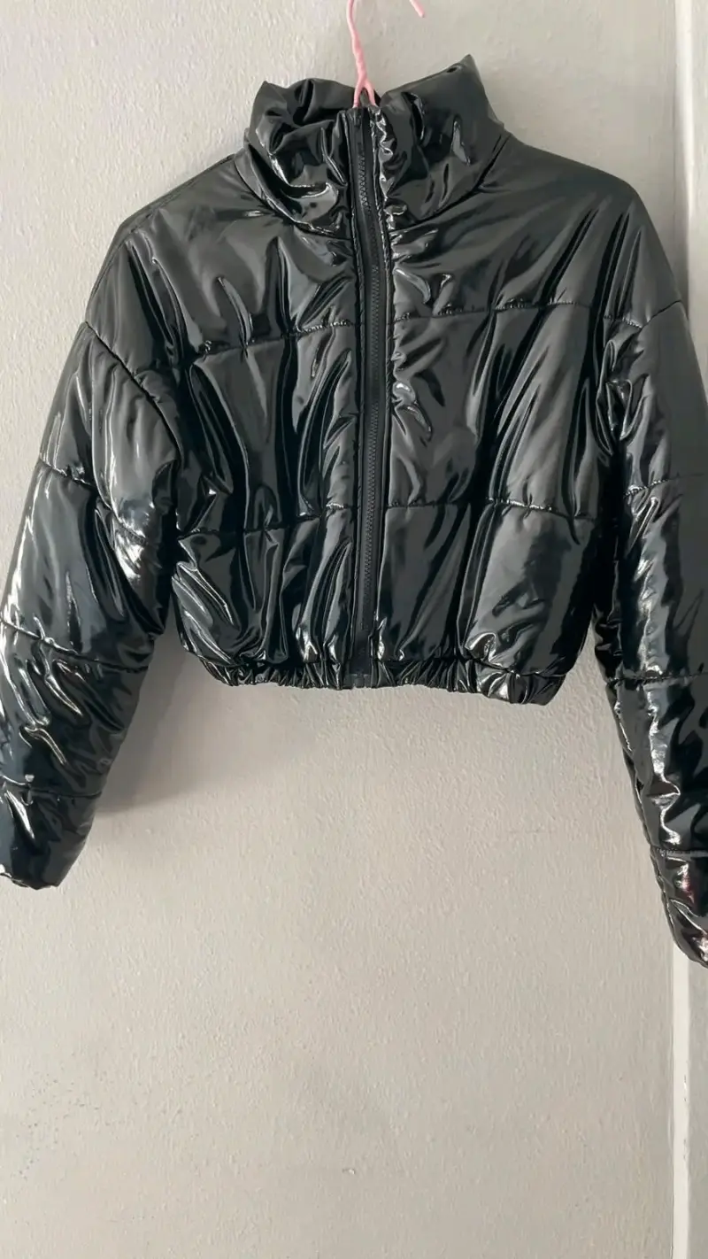 Chaqueta corta acolchada negra brillante - 1
