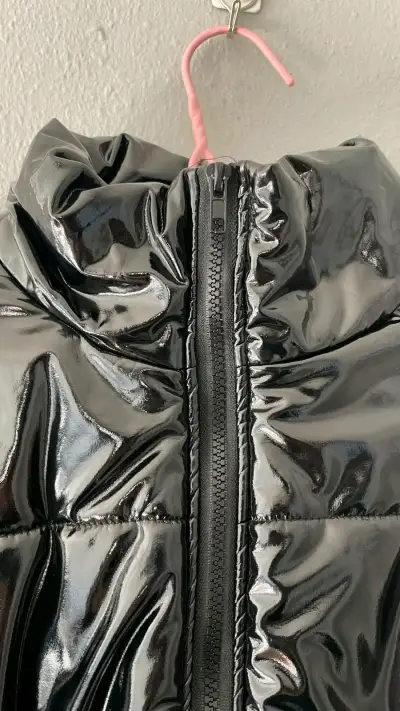 Chaqueta corta acolchada negra brillante - miniatura 3