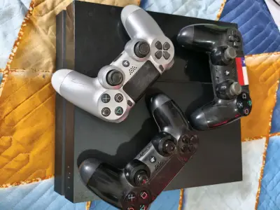 Consola PS4 con 3 controles y juegos incluidos - miniatura 1