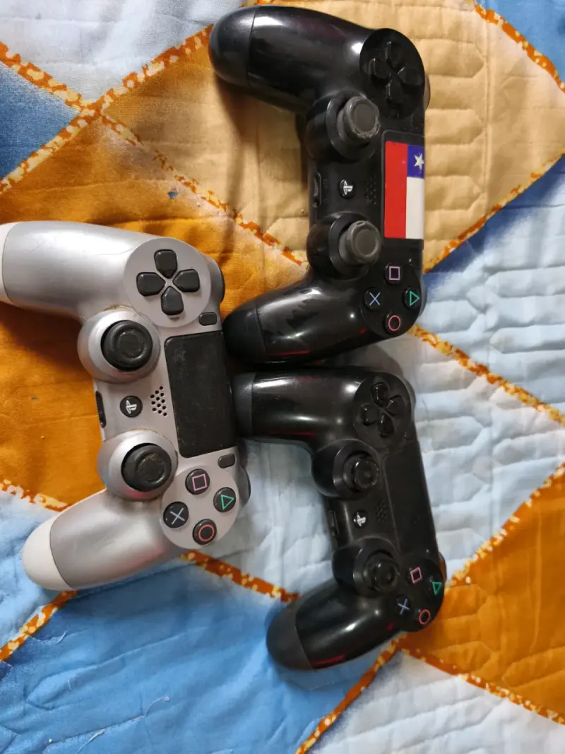 Consola PS4 con 3 controles y juegos incluidos - 2