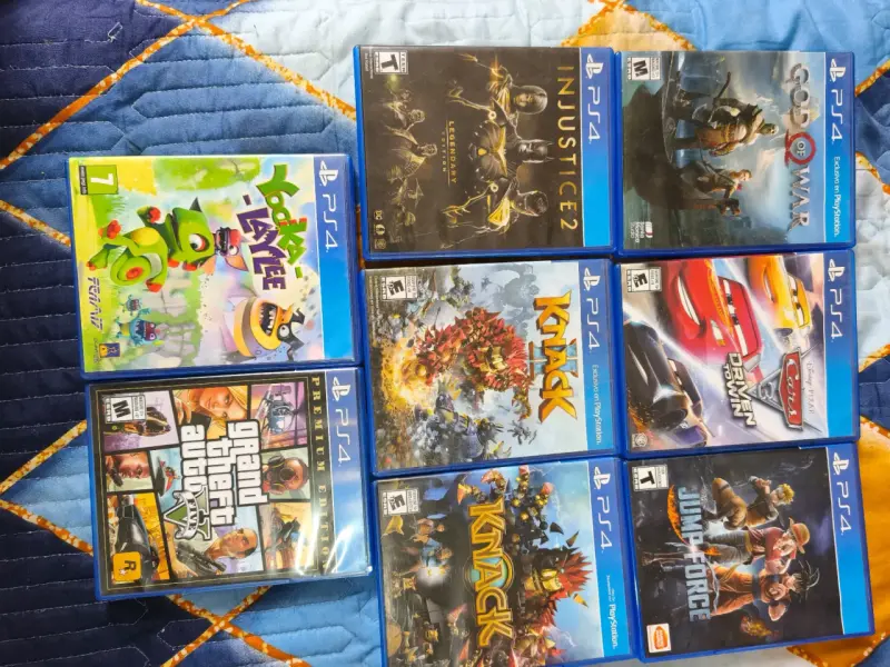 Consola PS4 con 3 controles y juegos incluidos - 4
