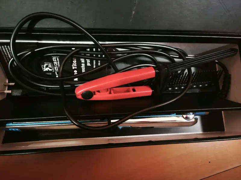 Plancha de Pelo Frigga FA-1077 con Placas de Titanio - 2