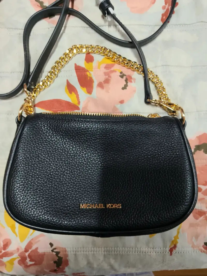 Cartera Michael Kors negra con cadena dorada - 1