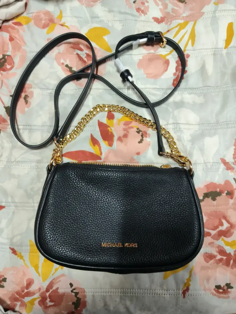 Cartera Michael Kors negra con cadena dorada - 2