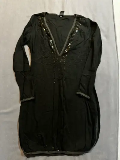 Vestido negro con lentejuelas y bordado - miniatura 1