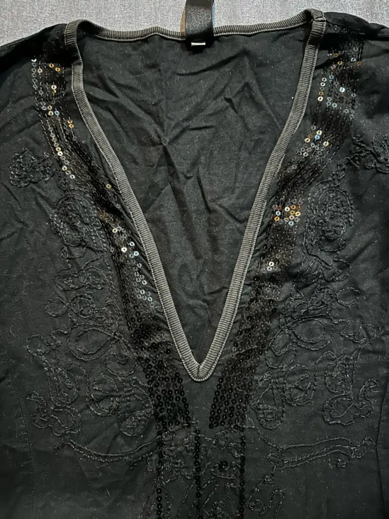 Vestido negro con lentejuelas y bordado - 2