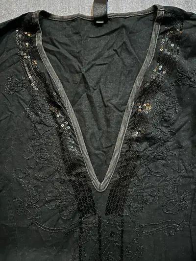 Vestido negro con lentejuelas y bordado - miniatura 2