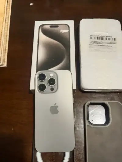 iPhone 15 Pro con accesorios y fundas - miniatura 1