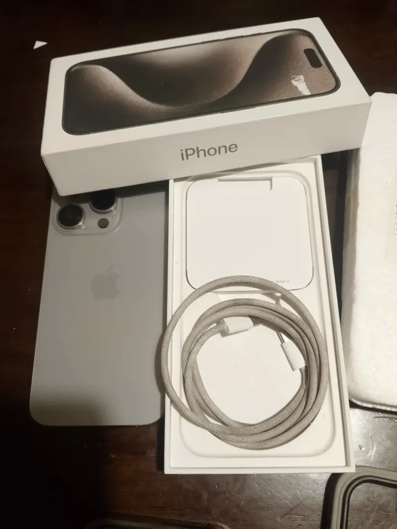iPhone 15 Pro con accesorios y fundas - 2