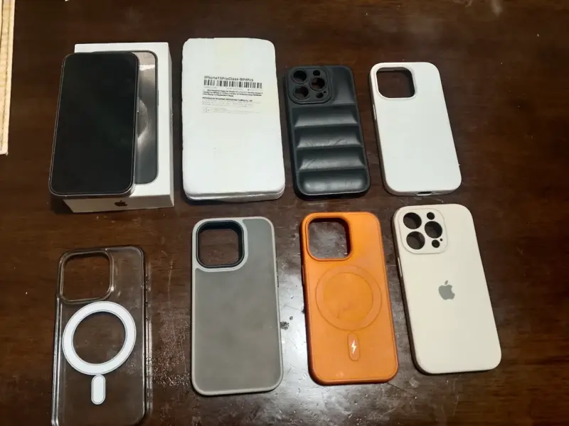 iPhone 15 Pro con accesorios y fundas - 3