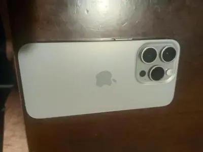 iPhone 15 Pro con accesorios y fundas - miniatura 4