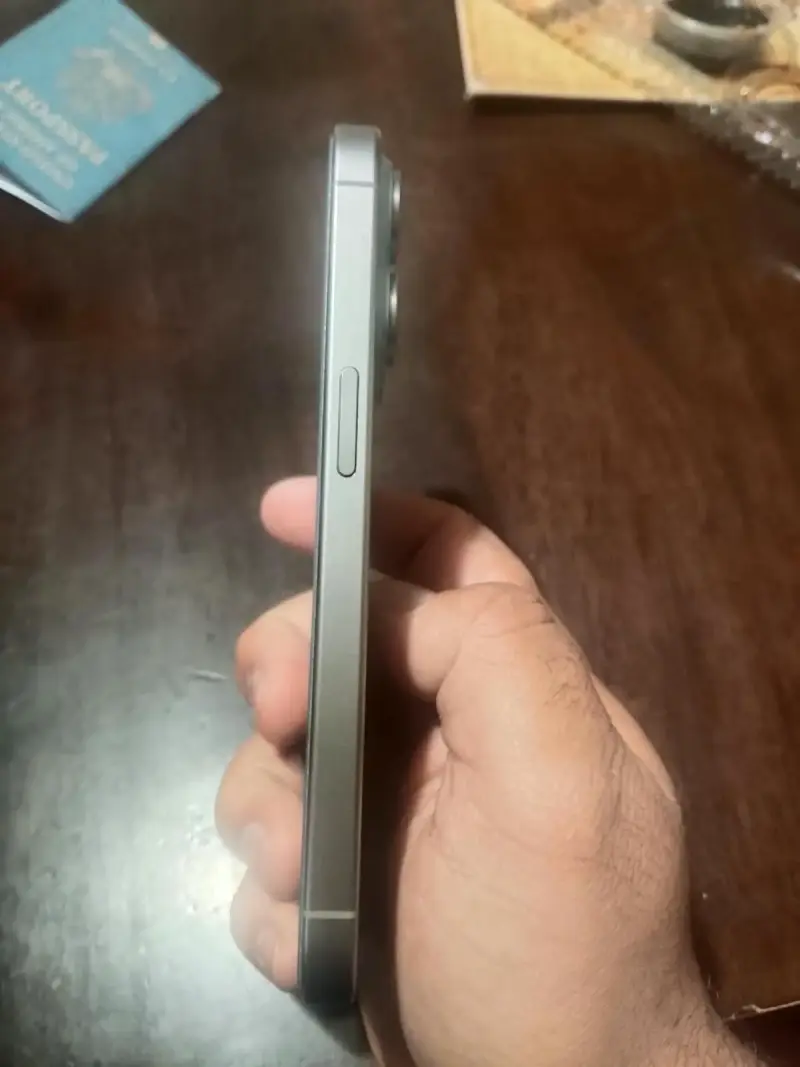 iPhone 15 Pro con accesorios y fundas - 5