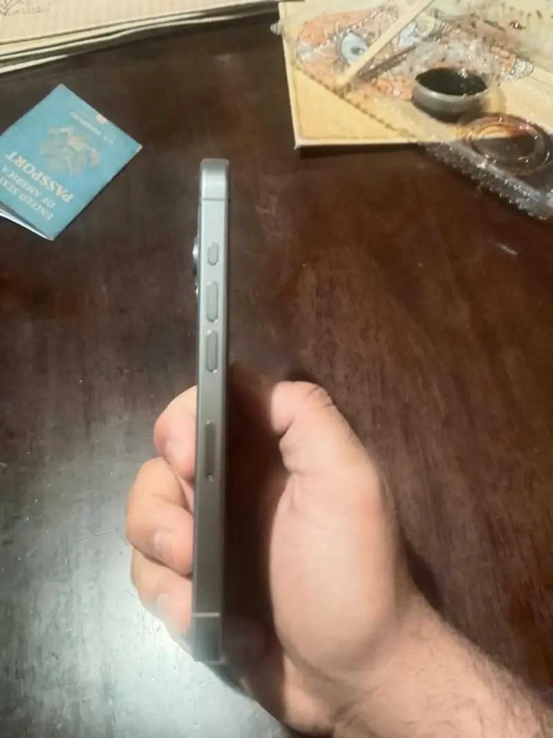 iPhone 15 Pro con accesorios y fundas - 6