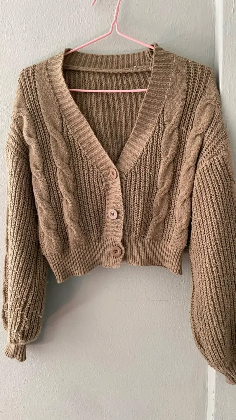 Cardigan de punto beige con botones - 1