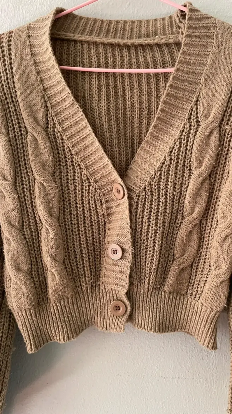 Cardigan de punto beige con botones - 2