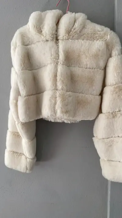 Chaqueta corta de piel sintética blanca - miniatura 1