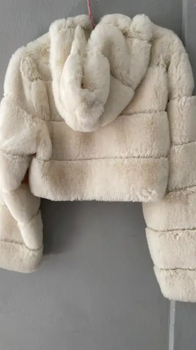 Chaqueta corta de piel sintética blanca - miniatura 2