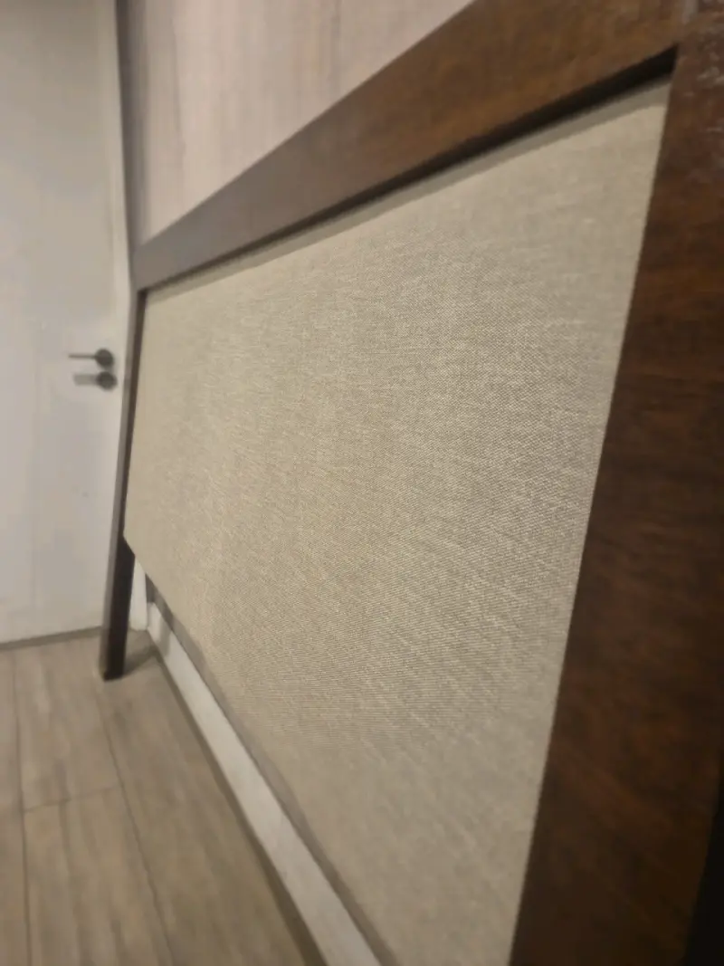 Respaldo de cama de madera y tela beige - 1