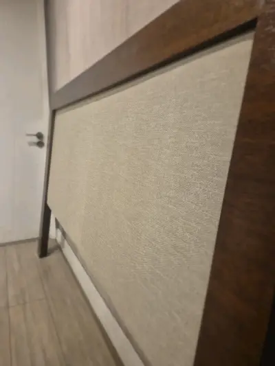 Respaldo de cama de madera y tela beige - miniatura 1