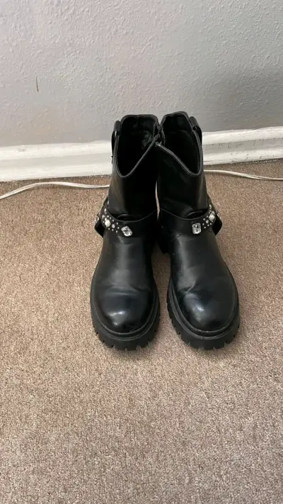 Botas negras con detalles de pedrería - miniatura 1