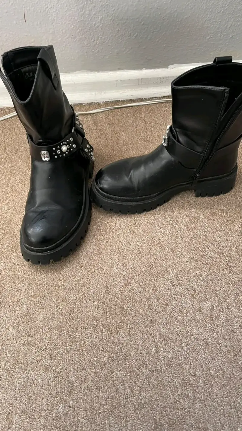 Botas negras con detalles de pedrería - 2
