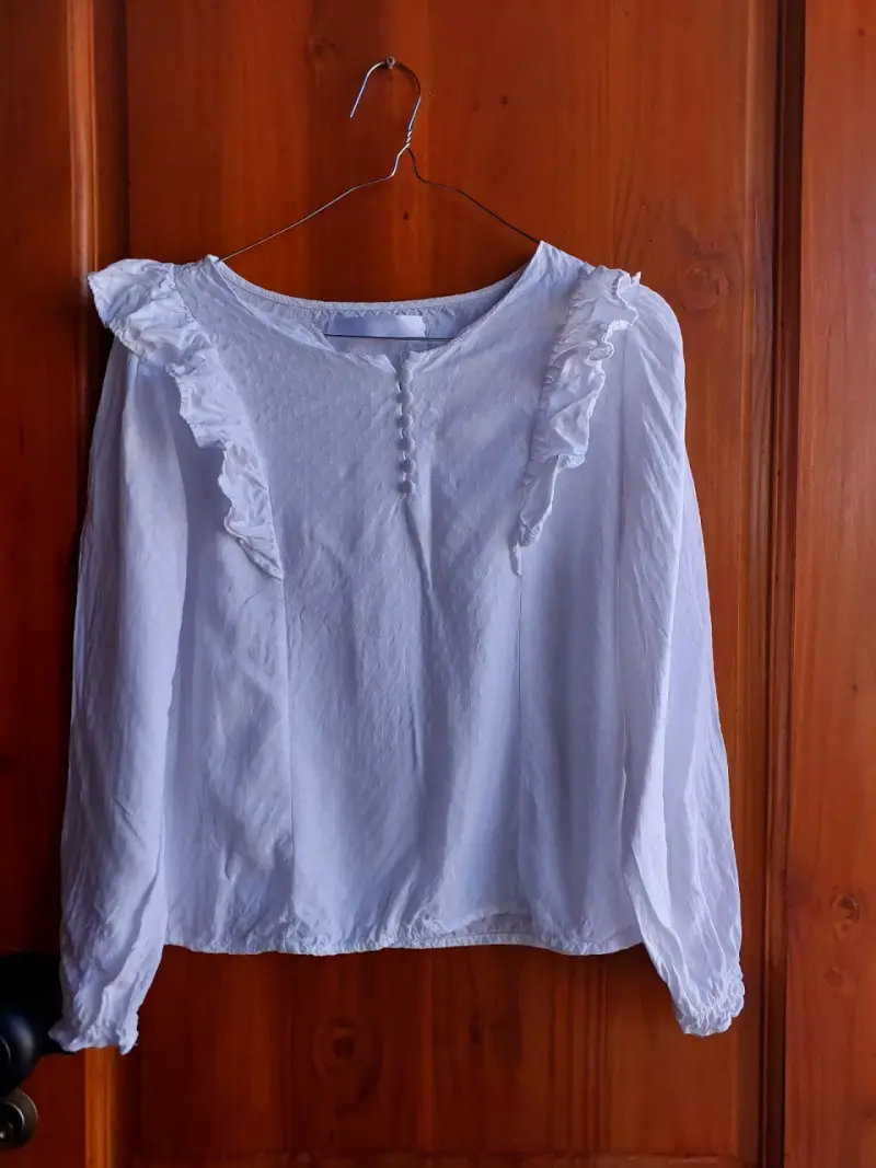 Blusa blanca con volantes talla XS