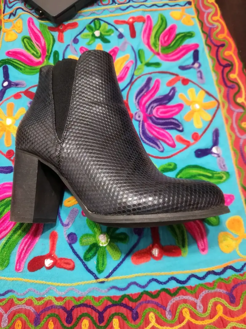 Botines de tacón alto negros con textura - 1