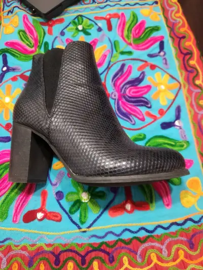 Botines de tacón alto negros con textura - miniatura 1