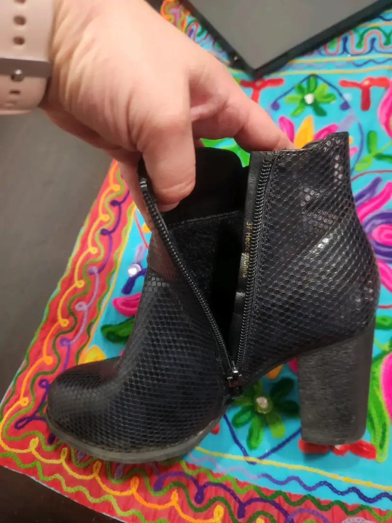 Botines de tacón alto negros con textura - 2