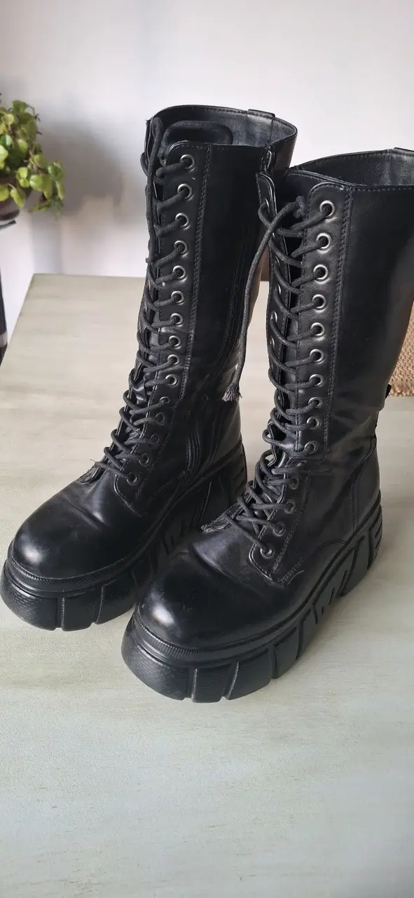 Botas negras de cuero con plataforma - 1